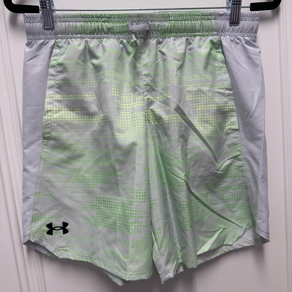NWT Boys Under Armour Shorts. Size YXL